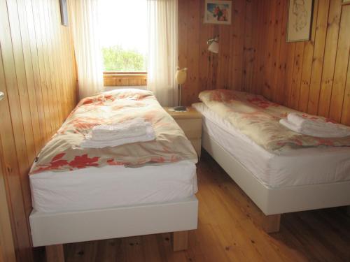 เตียงในห้องที่ Grímsstaðir Guesthouse