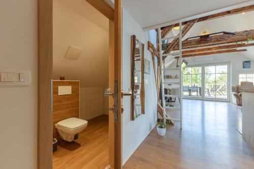 ein Badezimmer mit Toilette in einem Zimmer in der Unterkunft Peace Point in Velike Lašče