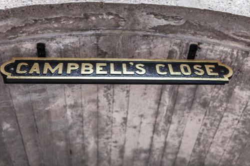 a sign that says campbells close on a barrel at The Queens View in Edinburgh