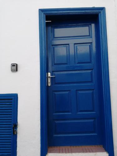 una puerta azul en el lateral de un edificio en Apartamento Bienestar, en Playa Quemada