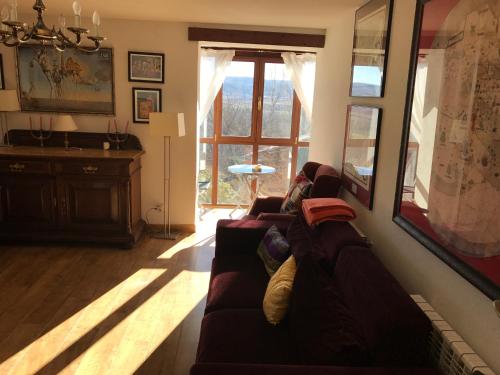 sala de estar con sofá y ventana en Casa Santiuste, en Corduente