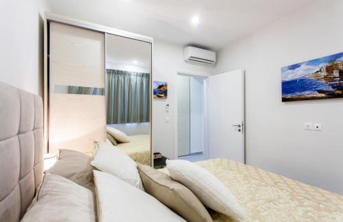 a bedroom with a bed and a mirror at Villa Del Mar in Vasiliki