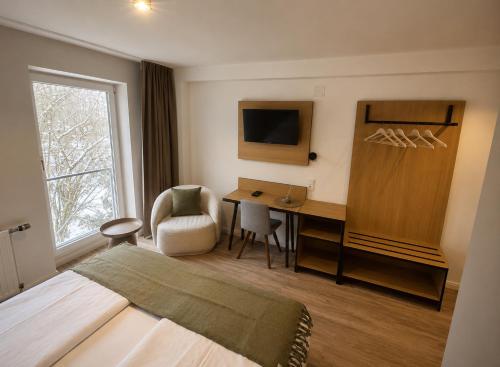 a hotel room with a bed and a desk at UNO Smart Soltau Wietzendorf in Soltau