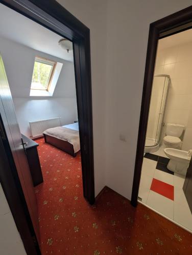 a small room with a bed and a mirror at Albert Mountain Retreat & SPA in Lepşa