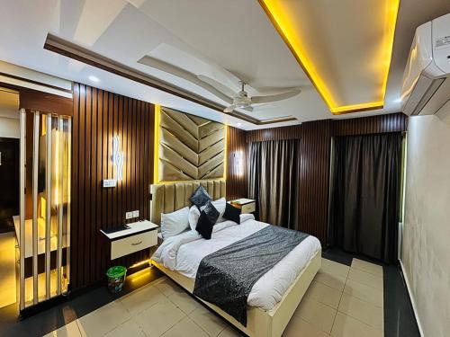 a bedroom with a bed and a desk in it at Sapphire Stays Hotel And Restaurant in Peshawar