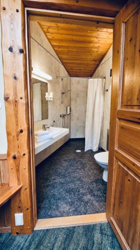 a bathroom with a tub and a sink and a toilet at Gudvangen Fjordtell in Gudvangen