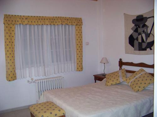 a bedroom with a bed and a window at Lejos de Pindal in Santa Clara del Mar