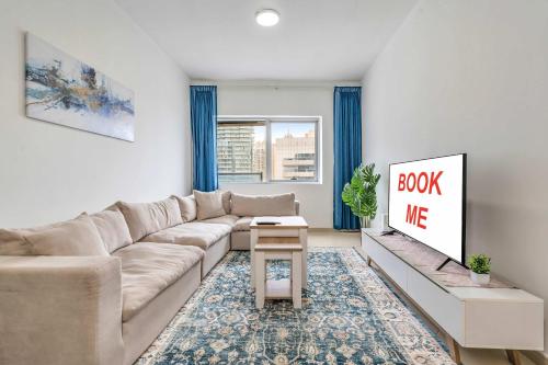 Free housekeeping visits during your stay - StayShort - Chic 1BR in Dubai Marina Sleeps 2
