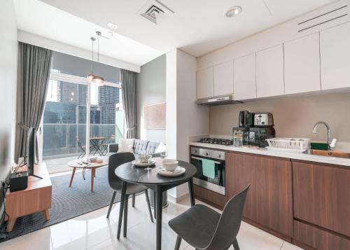 Free housekeeping visits during your stay - StayShort - 1 Bed in Business Bay Sleeps 2 with Burj Views