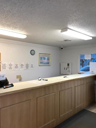The lobby or reception area at Country Inn Motel