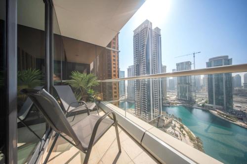 Free housekeeping visits during your stay - StayShort - Stylish JLT Apartment Sleeps 6 with Stunning Lake Views