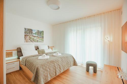 a bedroom with a bed with two towels on it at Ferienbungalow Ochsenkopf in Gefrees