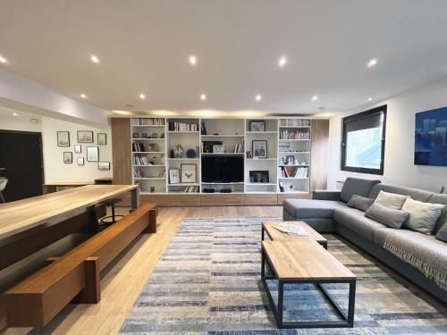 UrbanFlat 166 - Grand Appartement au centre de Paris