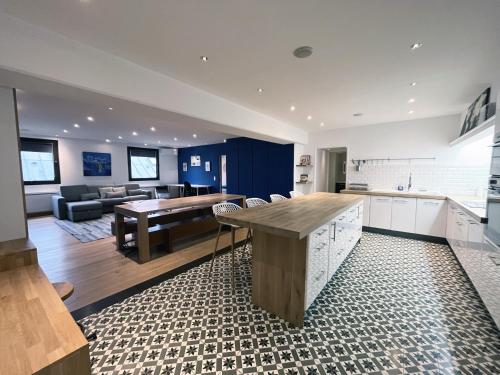 UrbanFlat 166 - Grand Appartement au centre de Paris
