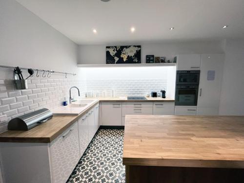 UrbanFlat 166 - Grand Appartement au centre de Paris