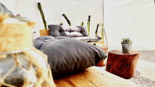 a living room with a couch and a table at META Affittacamere in Càbras