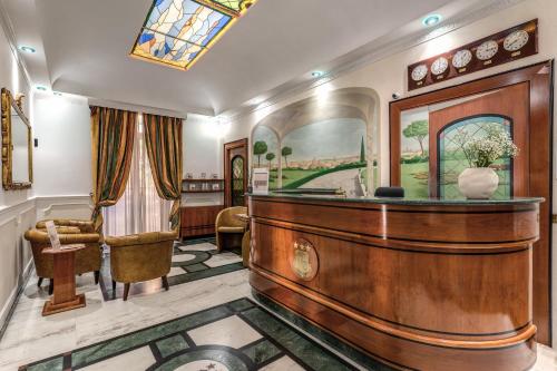 una oficina en casa con mostrador de recepción y techo de vidrieras en Hotel Sonya, en Roma