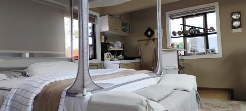 a room with two beds in a room at Mitra @Guesthouse B28-S in Batam Center