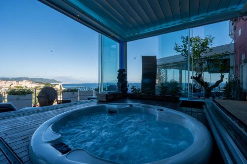 ein Whirlpool auf der Terrasse eines Hauses in der Unterkunft Aquaboutique Wellness&Spa in Vietri
