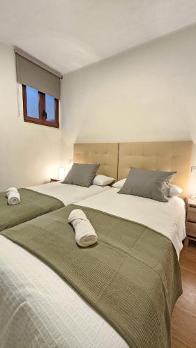 two beds sitting next to each other in a bedroom at 2 Hermanas 2 in Cudillero