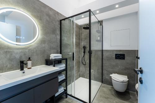 a bathroom with a sink and a shower at Lit Living - Deluxe Apartments - Box Spring - Parking - Neueröffnung - NEW OPENING in Worms