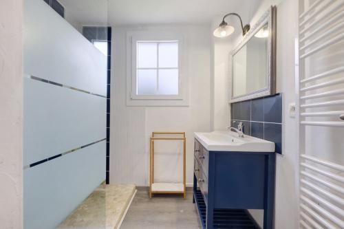 a bathroom with a sink and a mirror at Gite de l'Egal in Le Buisson de Cadouin