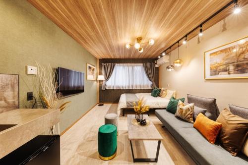 Spacious Entire Home for Groups, 16 Guests, 4 Bedrooms, Osaka Shinsekai Area