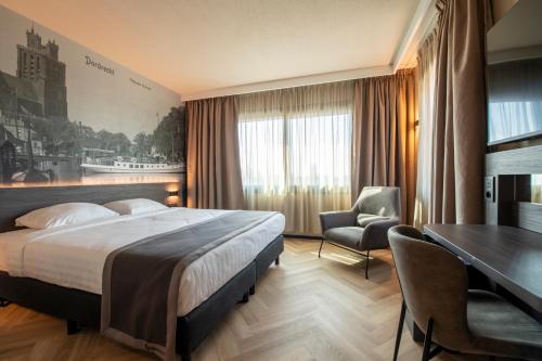 a hotel room with a bed and a desk at Bastion Hotel Dordrecht Papendrecht in Dordrecht