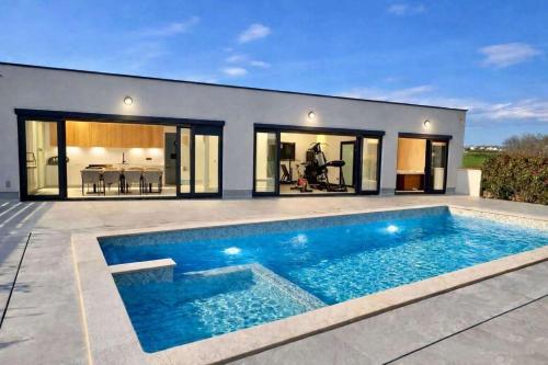 4-Br Villa Sleeps 16 with Hot Tub Pool & Parking