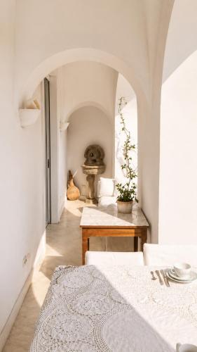ein Wohnzimmer mit zwei Betten und einem Tisch in der Unterkunft White Suite Capri in Capri