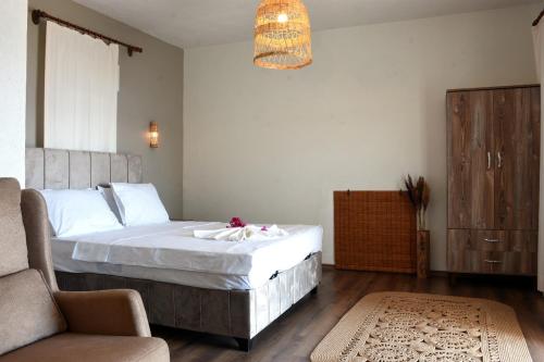 a bedroom with a large bed and a couch at 7 Oda Söğüt in Marmaris