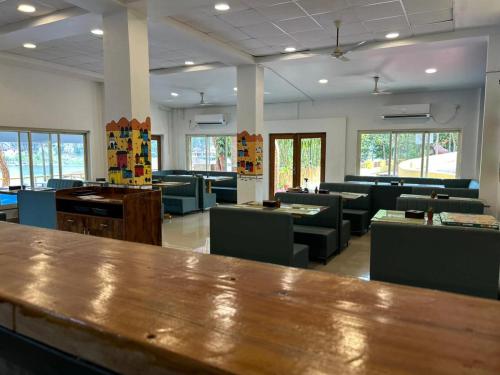 a waiting room with a large table and chairs at Mayem Lake View in Maem