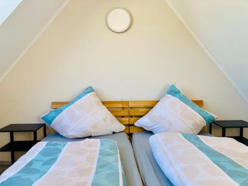 two beds sitting next to each other in a room at Haus Ambiente in Reil