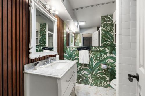 a bathroom with a sink and a green and white wallpaper at Spacious Loft Condo w Pool & Fireplace in Dallas