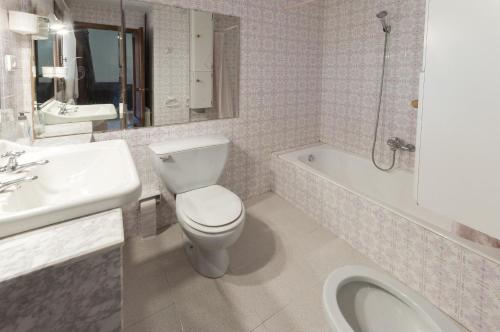 a bathroom with a toilet and a sink and a tub at El Balcón de La Safor - Llumicel in Ador