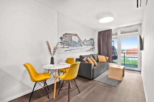 Art-touched Apartment with Pyramid View