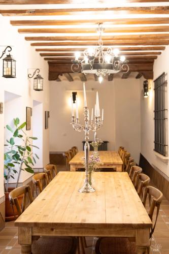 a dining room with a wooden table and chairs at Convento de Lillo in Lillo