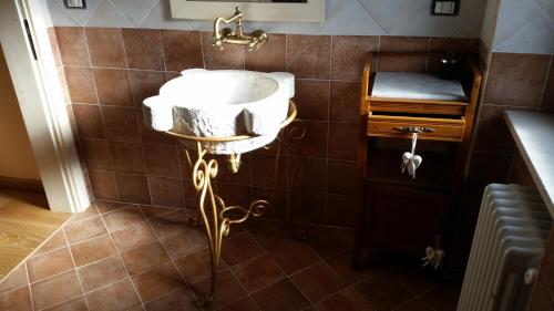 サンターガタ・デ・ゴーティにあるmater terraのバスルーム(白い洗面台、鏡付)