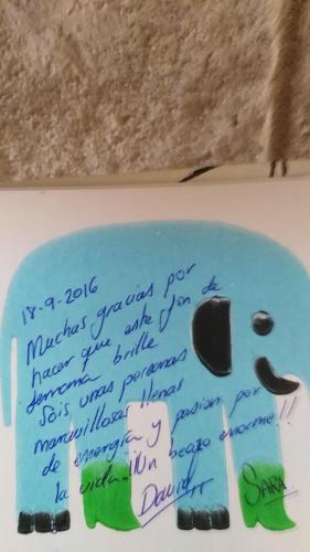 a piece of cake with handwriting on it at Anahuaska Art - Suites Temáticas in Panzares