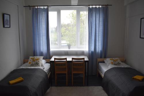 ein kleines Zimmer mit zwei Betten und einem Fenster in der Unterkunft Motel Grádo in Prag