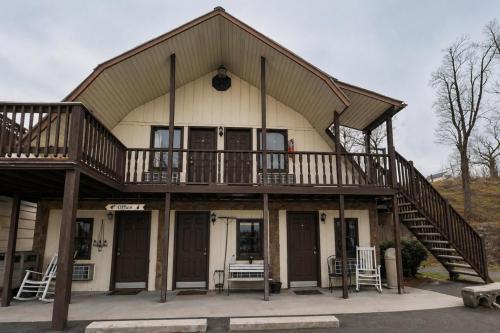a house with a wrap around porch with a deck at Big South Fork Trail Lodge Stearns in Stearns