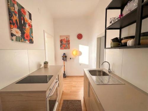 Spacious 2 bedrooms, 2 TVs - T10