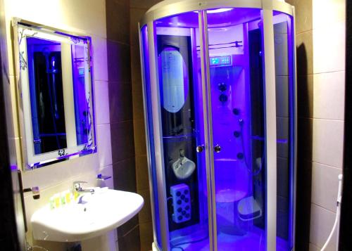 uma casa de banho com um chuveiro, um lavatório e um espelho. em Procare Apart hotel em Jeddah