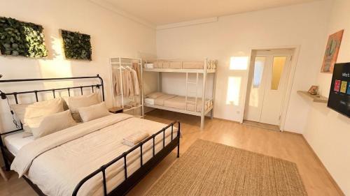 Spacious 2 bedrooms, 2 TVs - T10