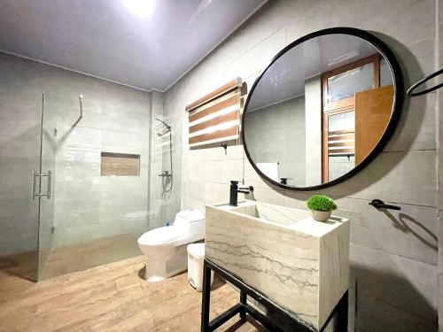 a bathroom with a sink and a mirror and a toilet at villa regazo de paz in Concepción de La Vega