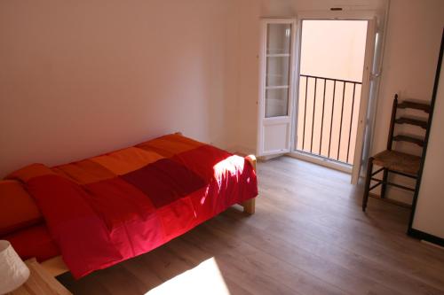 - une chambre avec un lit doté d'une couverture rouge et d'une chaise dans l'établissement Apartment Lisa Acropolis Garibaldi, à Nice