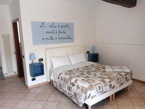 a bedroom with a bed and a sign on the wall at Sleep & Fly Studio Smart in Case Nuove