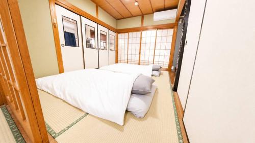 a small room with a bed and a couch at 姫路駅から徒歩4分 最大13名に貸し切り一軒家 先姫亭 in Himeji