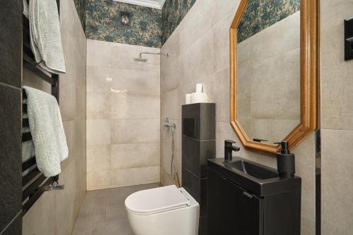 a bathroom with a toilet and a sink at Apartament Gold 4 in Złotoryja