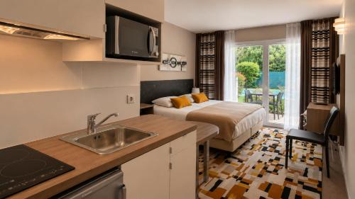 Un pat sau paturi într-o cameră la Forme-hotel & Spa Montpellier Sud-Est - Parc Expositions - Arena